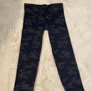 Hardly used SPANX camo leggings, size: large. Retail price: $68